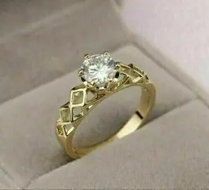 Bague de fiançailles 2 Ct en diamant simulé taillé rond plaqué or jaune 14K - Product Image 1