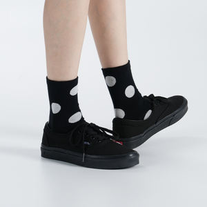 Chaussettes en coton respirantes pour femmes - Motif à pois Design de couleur unique Chaussettes décontractées coréennes pour un usage quotidien - Product Image 5