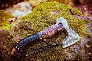 ขวานดามัสกัสทำจากเหล็กคาร์บอนสำหรับตั้งแคมป์พร้อมปลอกหนังไม้เครื่องใช้บนโต๊ะอาหารสั่งทำได้ตามต้องการ - Product Image 5