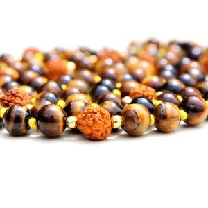 Collar de Cuentas de Ojo de Tigre y Rudraksha, 108 Nudos, Joyería de Yoga, Hecho a Mano por Artistas Indios, Estilo Bohemio - Product Image 2