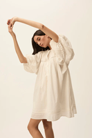 Robe Courte Blanche Unie Style Bohème en Coton à Col Rond avec Broderie Machine Manches Courtes Écologique Lavable Respirante