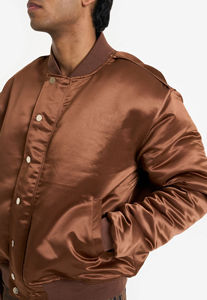 Chaqueta universitaria de satén de alta visibilidad OEM estilo de béisbol bombardero personalizado para eventos clubes ropa de calle y uso promocional - Product Image 3