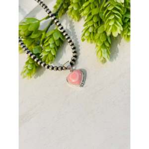 Colgante Religioso Clásico del Suroeste con Diamantes y Perlas, Concha Rosa y Corazón de Plata de Ley con Cadena de Caja Chapada en Rodio, Regalo - Product Image 3