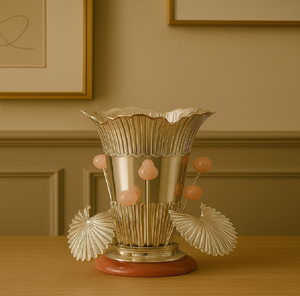 Ensemble de porte-lotus en or délicat sur une base en marbre rose lisse. Grâce florale. Disponible aux prix de gros. - Product Image 5