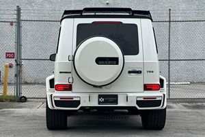 SUV tout-terrain ultra-luxueux à carrosserie large d'occasion 2023, V8 haute performance 4x4 avec un pack de style personnalisé exclusif - Product Image 5