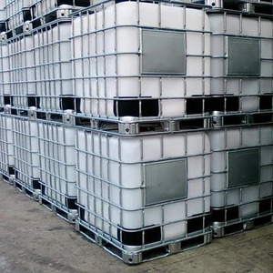 Réservoir IBC en HDPE noir de 1000 L avec cadre métallique et valve rouge pour le stockage de produits chimiques, niveau de sécurité élevé - Product Image 3