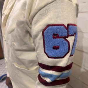 Chaqueta de Punto Personalizada de la Universidad Talladega, Cuello Solapa, Color Crema, con Bordado y Logotipos de Chenilla 1867, Corte Unisex - Product Image 2