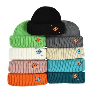 Vente chaude Personnalisé Fluffy Tricotage Chapeau Acrylique Tricot Jacquard Faux Bonnet Avec Logo Personnalisé Crâne Bonnet Unisexe - Product Image 2