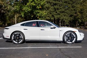 Taycan Turbo S 2024 ~3,600 Millas, 750 HP, Motor Dual, Tracción en las Cuatro Ruedas, Paquete Premium, Exterior Color Chalk - Product Image 3