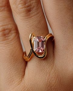 Bague statement en or rose avec diamant rose de laboratoire taille radiant torsadée, certifiée IGI, idéale pour les soirées, événements et mariages - Product Image 1