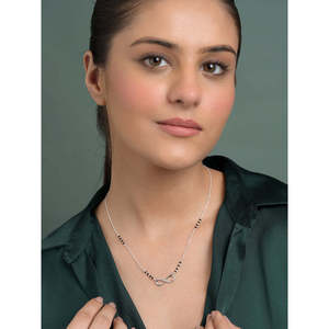 Compre un Mangalsutra de Plata Pura con Diamantes Chapados en Oro y Perlas, Collar Étnico Religioso con Cuentas, Regalo de Boda para Esposa - Product Image 4