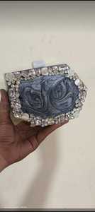 Embrague redondo de resina de lujo con detalles de cristal, perfecto para bodas y eventos formales - Product Image 2