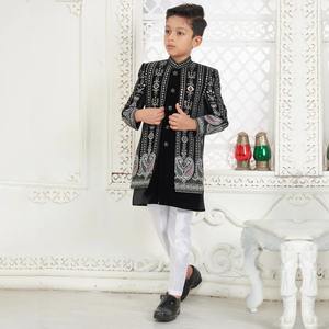ชุดเชอร์วานีเด็กผู้ชายสุดหรูสำหรับงานเทศกาล งานแต่งงาน และงานเลี้ยง  แบบดั้งเดิมสไตล์ปากีสถานและอินเดีย ผลิตจากผ้าไหมคุณภาพพรีเมียม - Product Image 5