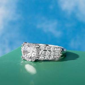 Anillo Jeulia de Plata de Ley Chapado en Rodio con Rubí de Corte Redondo y Moissanita - Product Image 6
