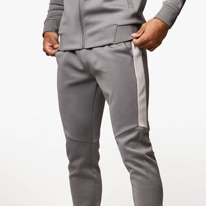 Pantalones de chándal ajustados de algodón para hombre con panel lateral en contraste y logotipo personalizado, pantalones y pantalones transpirables para hombre con bolsillos - Product Image 1