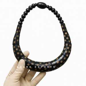 Collier en corne de buffle avec motif de points brûlés Pendentif fait à la main Bijoux tribaux pour femmes Accessoire de mode par SMARKEXPORTS India - Product Image 3