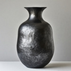 Jarrón negro rústico Midnight Forge con pátina mate, jarrón de suelo, diseño Floral en relieve, decoración del hogar, declaración de acento - Product Image 3