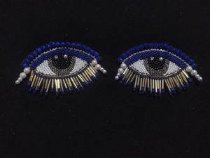 Robe de soirée sirène noire longue jusqu'au sol avec manches bouffantes blanches, broche en cristal, détail à la taille, maille respirante perlée - Product Image 4