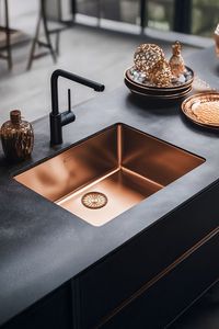 Évier de cuisine classique en cuivre pour villas de luxe, design moderne, texture riche, construction robuste M/S AXIOM HOME ACCENTS AK-11058 - Product Image 5