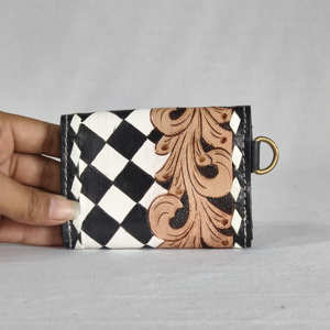 Cartera de mano para mujer, estilo vintage, con diseño floral, hecha a mano, de cuero genuino, con patrón a cuadros blanco y negro. - Product Image 4