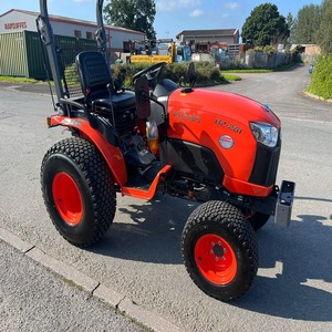 Tracteur à gazon Kubota 4 roues motrices, transmission par engrenages, rouge, tondeuse de jardin compacte, véhicule utilitaire agricole - Product Image 2
