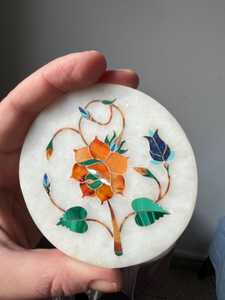 ชุดจานรองแก้วหินอ่อนอินเดีย งานฝีมือฝังมรกต ลาพิส ลาซูลี และมุก 6 ชิ้น พร้อมที่วาง - Product Image 5