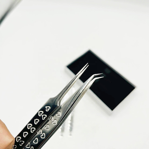 Pinzas para pestañas de acero inoxidable sostenibles, 45-90 grados de aislamiento pulido, fondo grabado en corazón con textura de punta suave - Product Image 3