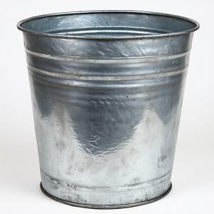 Jardinière élégante galvanisée avec texture classique, parfaite pour la saison des vacances, apportant des intérieurs de jardin de qualité supérieure à l'extérieur - Product Image 5