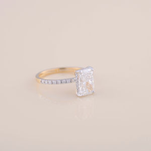 Bague de fiançailles en diamant de laboratoire taille radiant de 1,10 ct avec pavé de 0,304 ct, plaqué rhodium, certifiée IGI, en argent sterling 925 massif - Product Image 3