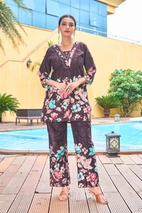 Ensemble coordonné en coton pour femmes, création de designer |   Haut Kurti à col en V imprimé floral avec pantalon assorti |   Tenue de fête - Product Image 2