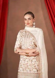 COSTUMES EN PLAZZO COUDU LOURD VICHITRA LOURD BRODÉ AVEC UN INTÉRIEUR EN CRÊPE POUR LA COLLECTION PAKISTANENNE - Product Image 3