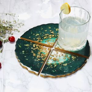 Sous-verres en résine de luxe avec des accents de feuille d'or et de cristal Sous-verres en résine de style géode fabriqués à la main avec finition or métallique - Product Image 5