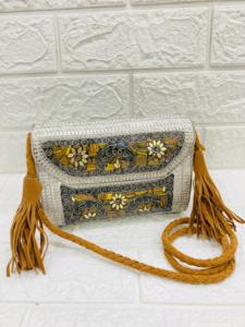 Bolso de mano hecho a mano con mosaico de Metal para mujer, monedero de noche nupcial con patrón de piedra exclusivo, Material de gamuza elegante hecho en India - Product Image 4