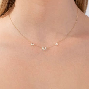 สร้อยคอผีเสื้อสามตัวดีไซน์แปลกตา จำหน่ายในราคาขายส่ง ชิ้นงานที่ละเอียดอ่อนและขี้เล่น เหมาะสำหรับสวมใส่ในชีวิตประจำวัน - Product Image 1