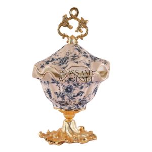 Bonbonniere de latón dorado de lujo con base ornamentada de diseño europeo clásico y elegantes detalles decorativos - Product Image 2