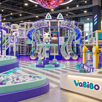 Aire de jeux intérieure commerciale Vabibo pour tout-petits : labyrinthe d'escalade, éléments de jeu, jeux de balles, toboggans, équipement en mousse haute densité