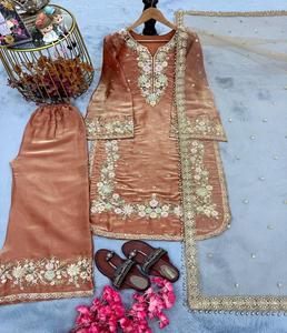Conjunto de ropa de fiesta elegante Kurti para mujer con Kurta largo de diseñador con parte inferior elegante y Dupatta para fiestas y eventos - Product Image 3