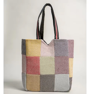 Sac fourre-tout en coton fait à la main pour femmes modernes avec deux sangles fermeture ouverte doublure en toile pour cosmétiques cadeaux bas prix nouvelle collection - Product Image 1
