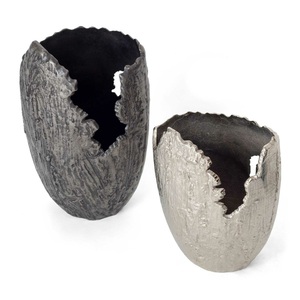Florero de fundición de aluminio estilo diamante con acabado plateado jarrón decorativo de mesa y piso - Product Image 3