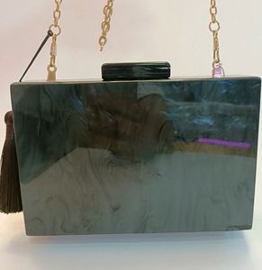 กระเป๋าคลัทช์เรซิ่นที่ไม่ซ้ำใครกระเป๋าถือหรูหราของขวัญที่สมบูรณ์แบบสำหรับงานเลี้ยงตอนเย็นของเธอเงื้อมมือประดับด้วยซับในอะคริลิคสำหรับงานแต่งงาน - Product Image 5