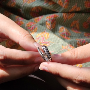 Bague serpent en argent oxydé plaine accessoire de mariage et de fête - Product Image 4