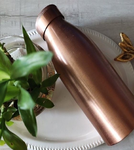 Ensemble de bouteilles et de verres en cuivre gravé de créateur, motifs complexes, avantages ayurvédiques, verres élégants ayant des effets bénéfiques sur la santé - Product Image 6