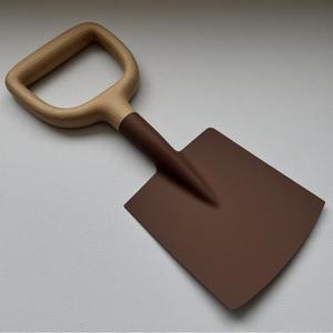 Râteau à main vintage en acier avec poignée en bois rustique Artisan fait à la main conçu pour les espaces extérieurs et fonctionnel - Product Image 1