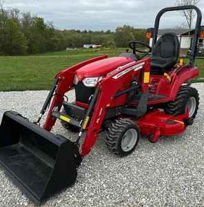 Tracteur Massey Ferguson GC1725M 25HP 4WD, best-seller, avec godet de chargement de 49 pouces et plateau de coupe de 60 pouces - Product Image 2