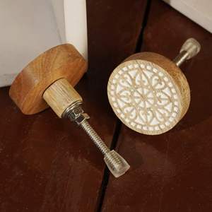 Boutons décoratifs en bois artistiques avec un design fait à la main, poignées de tiroir de placard, poignées de porte - Product Image 3