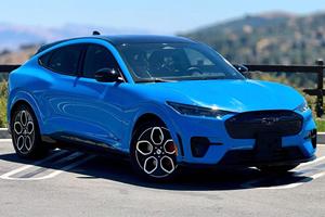 Mach-E GT 2022 480-HP มอเตอร์คู่ AWD ตัวยึดโลหะสีน้ำเงินเจ้าของ1คน - Product Image 3