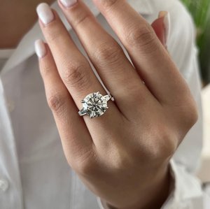 Bague à trois pierres en diamant cultivé en laboratoire rond de 5 carats E VVS2, or blanc 18 carats, bague de fiançailles classique à trois pierres, certifiée IGI - Product Image 1