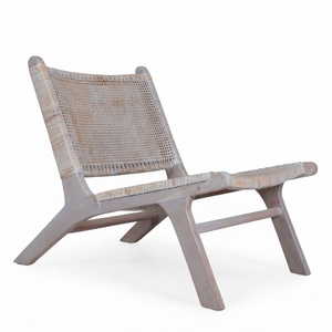 Chaise de jardin en rotin et teck blanc lavé, fauteuil bas tressé pour terrasse, design artistique et pur pour l'aménagement de l'espace extérieur - Product Image 1