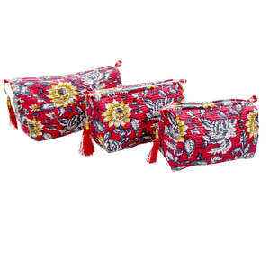 Ensemble de trousses de toilette à fleurs rouges artisanales-Organisateurs de voyage matelassés artisanaux - Product Image 1