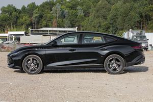 Sedán 2025, Motor de Gasolina de 1.5L de Aspiración Natural, Euro VI, Asientos Oscuros, Transmisión Automática, Disponible - Product Image 5